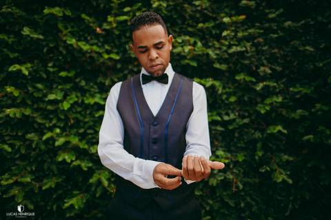 FOTOS DO NOIVO COLOCANDO AS ABUTUA DURAS PARA O CASAMENTO'