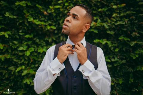 FOTOS DO NOIVO AJUSTANDO A GRAVATA BORBOLETA'