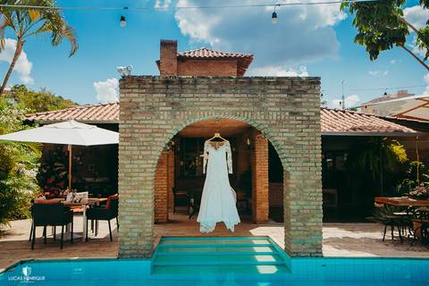 FOTO DO VESTIDO DA NOIVA NA PISCINA'