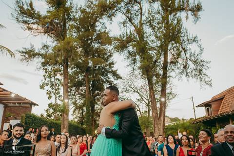 FOTOS DO NOIVO ABRAÇANDO SUA MAE NO CASAMENTO  NO BUFFET KARLA DINIZ'