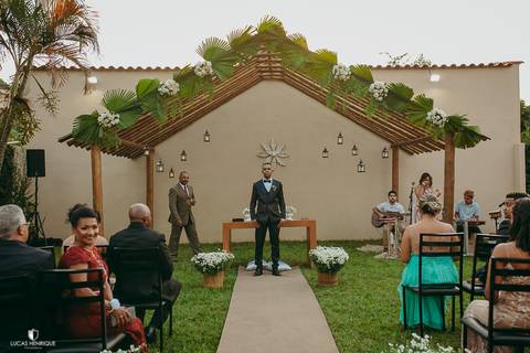 FOTOS DO NOIVO NA FRENTE DO ALTAR'