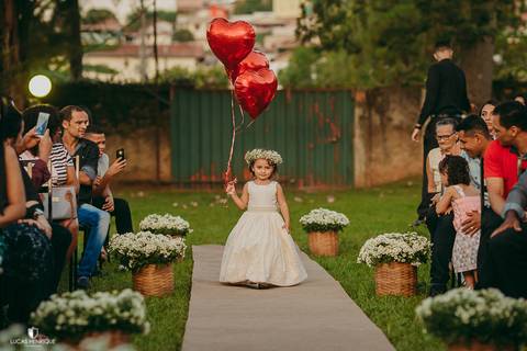 ENTRADA DE CASAMENTO COM BALÕES DE CORAÇÃO'