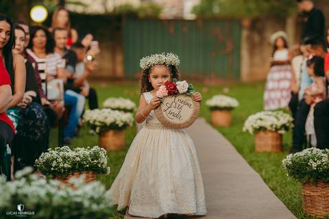 FOTOS ENTRADA DE CASAMENTO COM PLAQUINHA  A NOIVA TA LINDA'