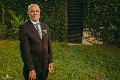 FOTOS DO PAI DA NOIVA A RECEBENDO PARA ENTRAR NO CASAMENTO'