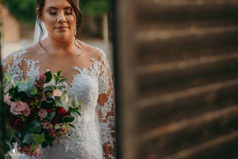 FOTOS DA NOIVA EMOCIONADA NA ENTRADA DO CASAMENTO'