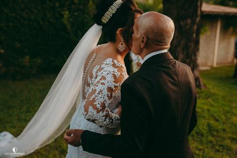 FOTOS DO PAI DA NOIVA A RECEBENDO PARA ENTRAR NO CASAMENTO'