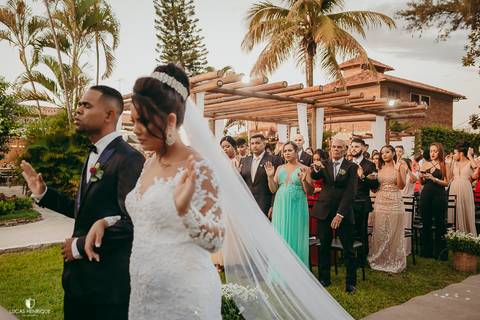 FOTO DOS NOIVOS ORANDO'