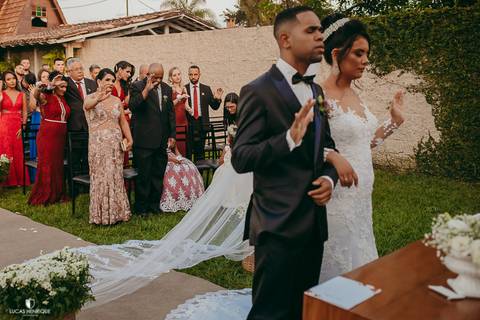 FOTO DOS NOIVOS ORANDO'