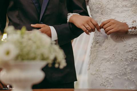 FOTO DE DETALHE DOS NOIVOS DE MÃOS DADAS'