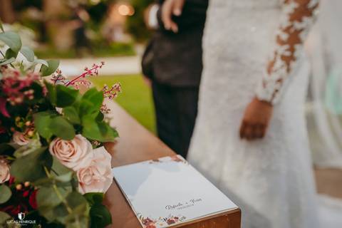 FOTO DE DETALHE DOS NOIVOS DE MÃOS DADAS'