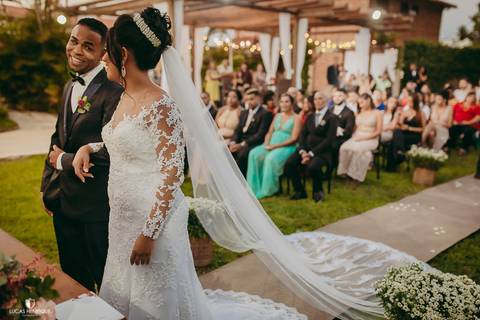 FOTOS DO NOIVO SORRINDO PARA A NOIVA NO CASAMENTO'