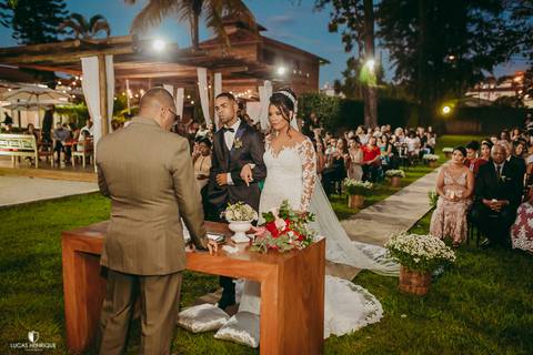 FOTOS DOS NOIVOS NO ALTAR'