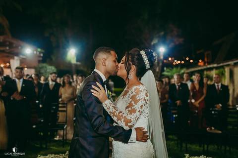 FOTOS DO BEIJO DOS NOIVOS NO CASAMENTO'