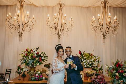 FOTO DOS BRINDES DOS NOIVOS NA MESA DE CASAMENTO COM LUSTRES'