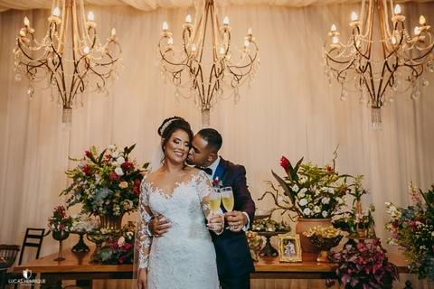 FOTO DOS BRINDES DOS NOIVOS NA MESA DE CASAMENTO COM LUSTRES'