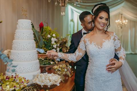 FOTO DOS NOIVOS CORTANDO O BOLO NO CASAMENTO'