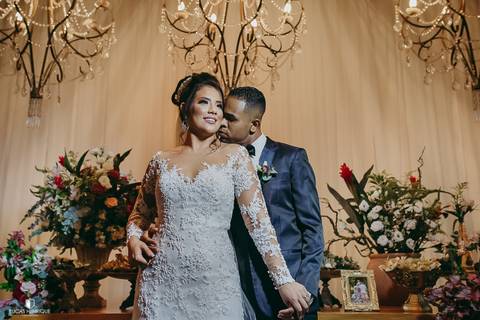 FOTO DOS ABRAÇADOS NA MESA DE CASAMENTO'