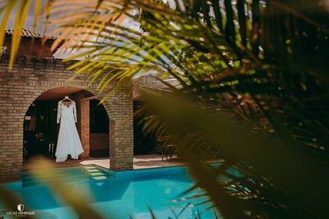 FOTO DO VESTIDO DA NOIVA NA PISCINA'