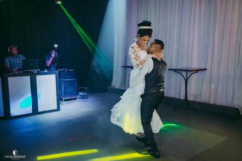 FOTOS DA VALSA DOS NOIVOS NO  KARLA DINIZ BUEFFET'