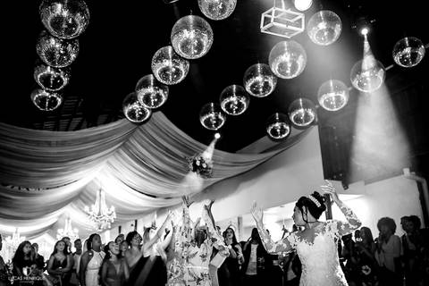 FOTOS DA NOIVA JOGANDO O BUQUE'