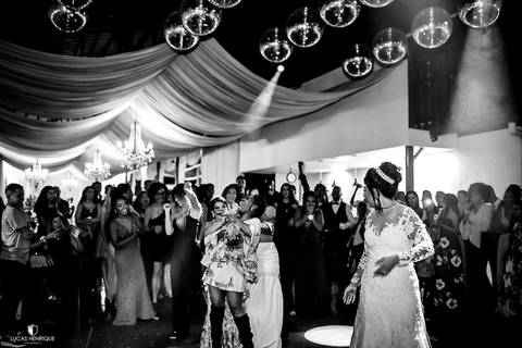 FOTOS DA NOIVA JOGANDO O BUQUE'