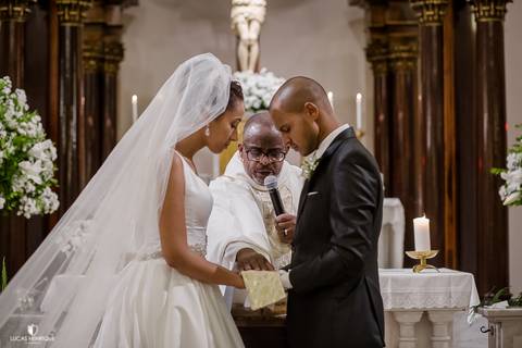 FOTOS DO PADRE ABENÇOANDO O CASAMENTO - Capela do Colégio Sagrado Coração de Jesus - Belo Horizonte/MG'