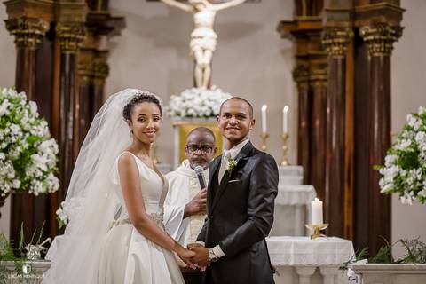 FOTO DOS NOIVOS EMOCIONADOS NA ENTRADA DAS ALIANÇAS - Capela do Colégio Sagrado Coração de Jesus - Belo Horizonte/MG'