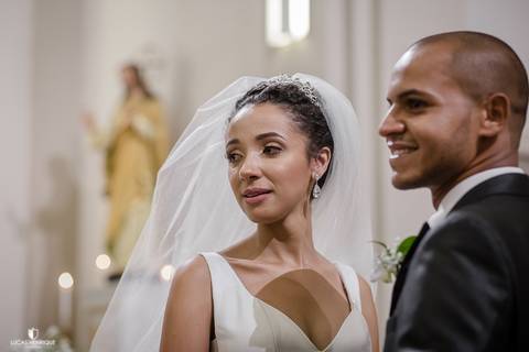 FOTO DA NOIVA CHORANDO NA ENTRADA DAS ALIANÇAS - Capela do Colégio Sagrado Coração de Jesus - Belo Horizonte/MG'