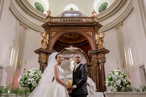 FOTO DOS NOIVOS EMOCIONADOS NA ENTRADA DAS ALIANÇAS - Capela do Colégio Sagrado Coração de Jesus - Belo Horizonte/MG'