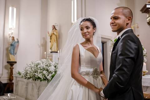 FOTO DOS NOIVOS EMOCIONADOS NA ENTRADA DAS ALIANÇAS - Capela do Colégio Sagrado Coração de Jesus - Belo Horizonte/MG'