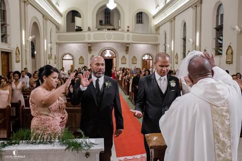 FOTOS DOS NOIVOS E PAIS REZANDO NO CASAMENTO'