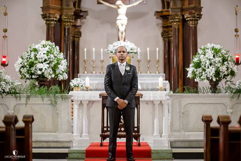 FOTOS DO NOIVO ESPERANDO A NOIVA NO ALTAR  - Capela do Colégio Sagrado Coração de Jesus - Belo Horizonte/MG'