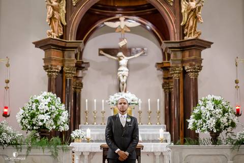 FOTOS DO NOIVO ESPERANDO A NOIVA NO ALTAR  - Capela do Colégio Sagrado Coração de Jesus - Belo Horizonte/MG'