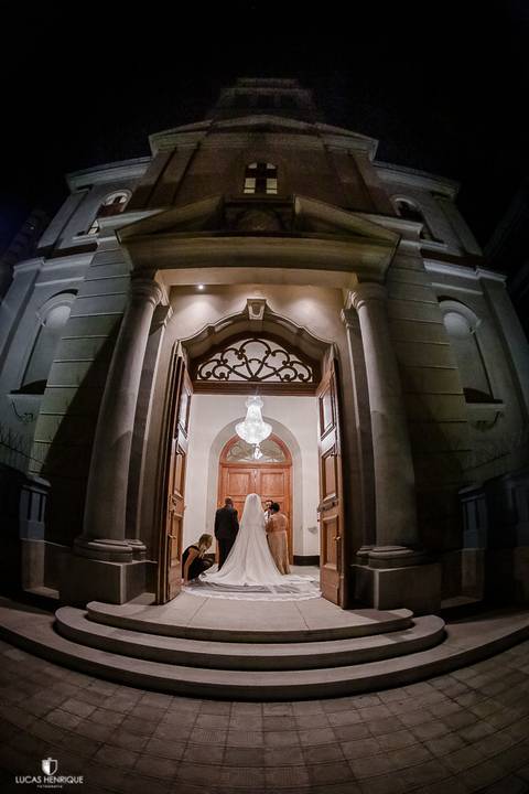 FOTOS CRIATIVAS DO CERIMONIAL ARRUMANDO O VESTIDO DA NOIVA - Capela do Colégio Sagrado Coração de Jesus - Belo Horizonte/MG'