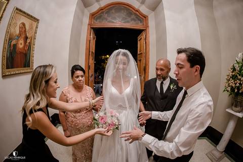 FOTOS DA NOIVA RESPIRANDO FUNDO PARA ENTRAR NO CASAMENTO - Capela do Colégio Sagrado Coração de Jesus - Belo Horizonte/MG'