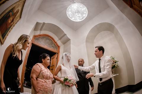 FOTOS DA NOIVA RESPIRANDO FUNDO PARA ENTRAR NO CASAMENTO - Capela do Colégio Sagrado Coração de Jesus - Belo Horizonte/MG'