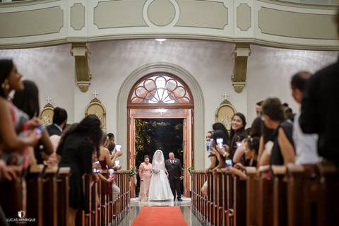 NOIVA ENTRANDO NO CASAMENTO COM VÉU NO ROSTO - Capela do Colégio Sagrado Coração de Jesus - Belo Horizonte/MG'