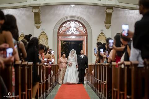 NOIVA ENTRANDO NO CASAMENTO EMOCIONADA - Capela do Colégio Sagrado Coração de Jesus - Belo Horizonte/MG'