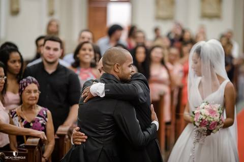 FOTOS DO NOIVO RECEBENDO A NOIVA NA ENTRADA O CASAMENTO - Capela do Colégio Sagrado Coração de Jesus - Belo Horizonte/MG'