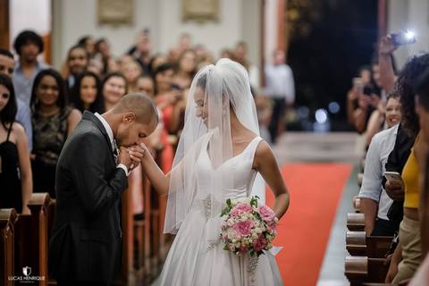 FOTOS DO NOIVO BEIJANDO A MÃO DA NOIVA NO CASAMENTO - Capela do Colégio Sagrado Coração de Jesus - Belo Horizonte/MG'