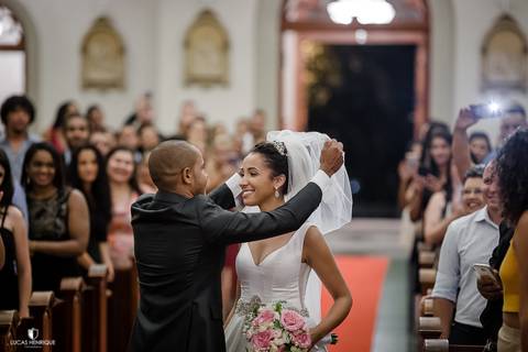 FOTOS DO NOIVO EMOCIONANDO VENDO A NOIVA PELA PRIMEIRA VEZ NO CASAMENTO - Capela do Colégio Sagrado Coração de Jesus - Belo Horizonte/MG'