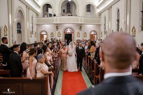FOTOS DO NOIVO RECEBENDO A NOIVA NA ENTRADA O CASAMENTO - Capela do Colégio Sagrado Coração de Jesus - Belo Horizonte/MG'