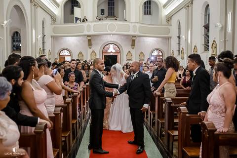FOTOS DO NOIVO RECEBENDO A NOIVA NA ENTRADA O CASAMENTO - Capela do Colégio Sagrado Coração de Jesus - Belo Horizonte/MG'