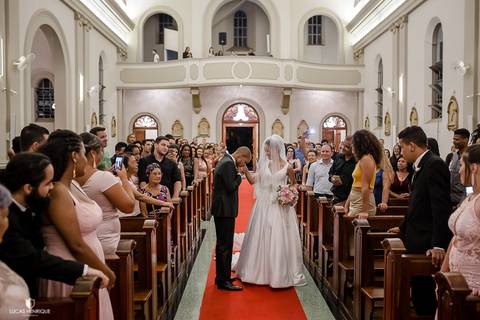 FOTOS DO NOIVO BEIJANDO A MÃO DA NOIVA NO CASAMENTO - Capela do Colégio Sagrado Coração de Jesus - Belo Horizonte/MG'