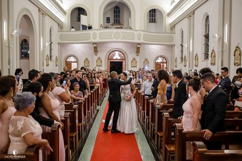 FOTOS DO NOIVO EMOCIONANDO VENDO A NOIVA PELA PRIMEIRA VEZ NO CASAMENTO - Capela do Colégio Sagrado Coração de Jesus - Belo Horizonte/MG'