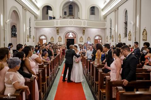 FOTOS DO NOIVO EMOCIONANDO VENDO A NOIVA PELA PRIMEIRA VEZ NO CASAMENTO - Capela do Colégio Sagrado Coração de Jesus - Belo Horizonte/MG'