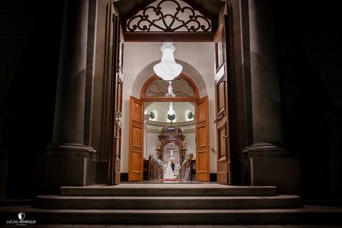 FOTOS DOS NOIVOS NO ALTAR DA Capela do Colégio Sagrado Coração de Jesus - Belo Horizonte/MG'