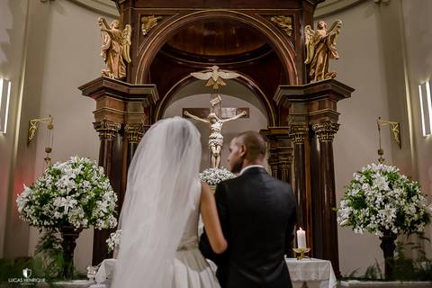 FOTOS DOS NOIVOS NO ALTAR DA Capela do Colégio Sagrado Coração de Jesus - Belo Horizonte/MG'