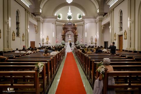 FOTOS DOS NOIVOS NO ALTAR DA Capela do Colégio Sagrado Coração de Jesus - Belo Horizonte/MG'