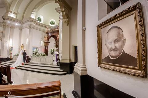 FOTOS DO PADRE ABENÇOANDO CASAMENTO - Capela do Colégio Sagrado Coração de Jesus - Belo Horizonte/MG'
